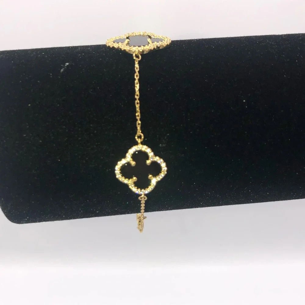 Onyx Clover Bracelet - Picture 5 of 12